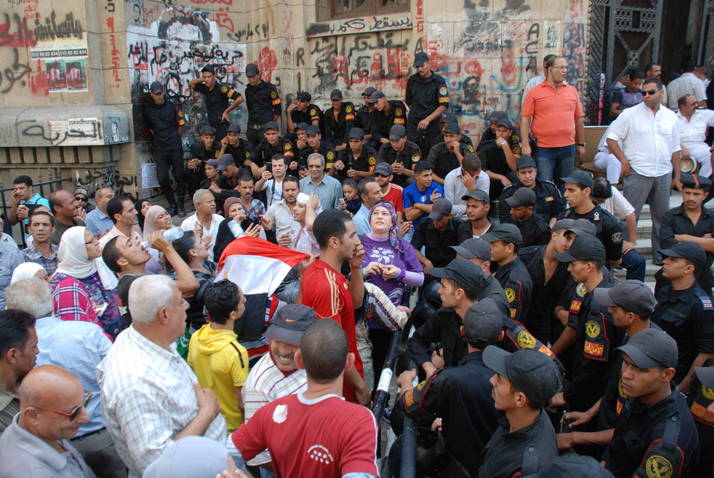 مظاهرات امام دار القضاء ما بين مؤيد و معارض لقرار عزل النائب العام من منصبه 13-10-2012