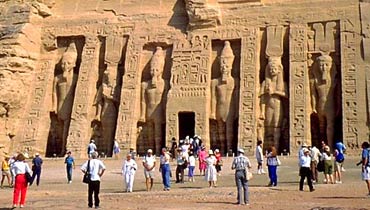 عادلة رجب لـ«البورصة»:8.2 مليون سائح بنهاية سبتمبر الماضى حققوا 7.1 مليار دولار.. وتعافى القطاع بداية 2013