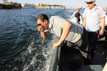 وزير البيئة يؤكد تفتيت بقعة الزيت فى النيل والسيطرة الكاملة عليها