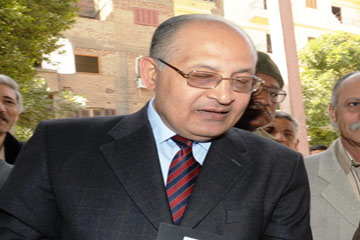 الأقصر تستعين بفريق من هيئة البترول لشفط بقايا بقعة الزيت