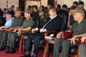 الرئيس مرسي يشهد بيانا للرماية بأسلحة وصواريخ الدفاع الجوي