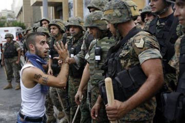 مسلحون يقطعون طرقا في معقل الحريري في اعقاب مقتل الحسن في بيروت