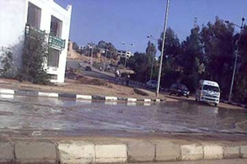 أمطار غزيرة على مرسى علم بالبحر الاحمر تتسبب في غلق الطريق