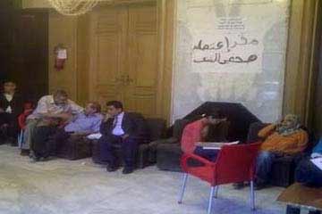 صحفيو “الشعب” يبدأون اضرابا تحذيريا عن الطعام بالنقابة