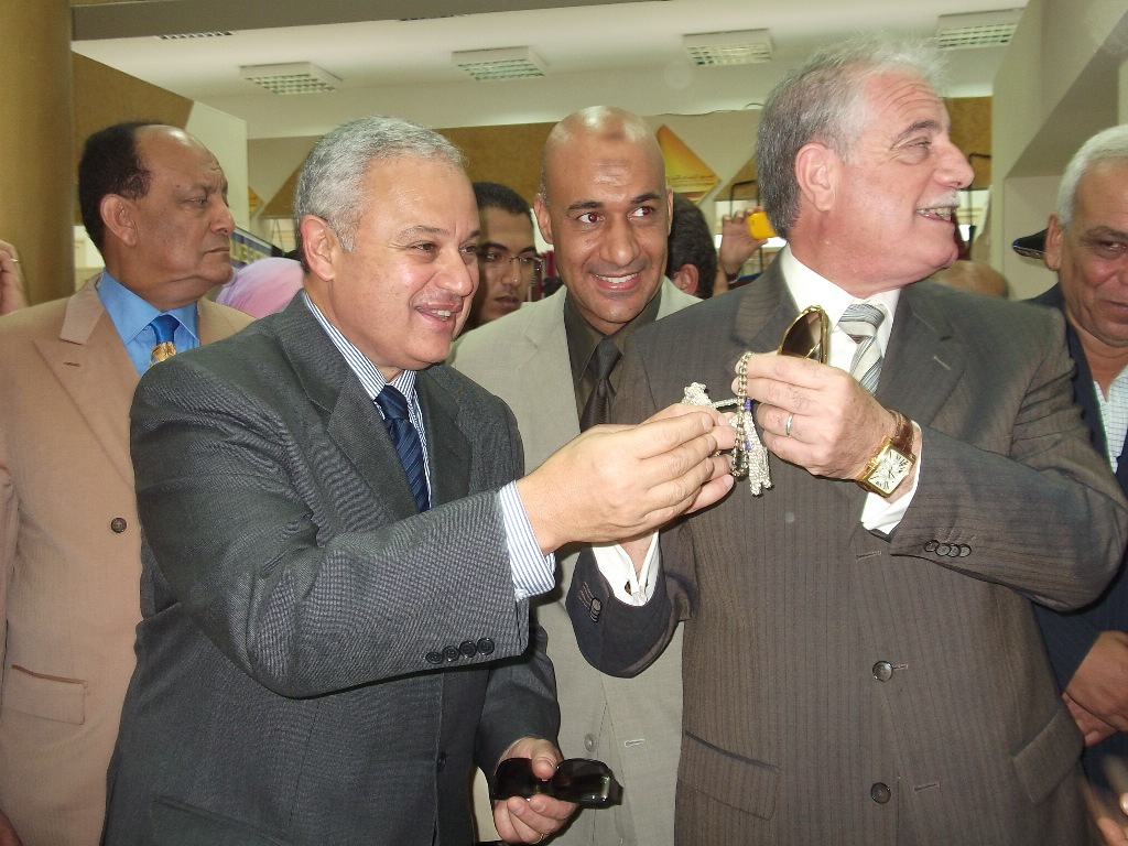 وزير السياحة يضع حجر الاساس لمضمار الهجن والخيول بشرم الشيخ