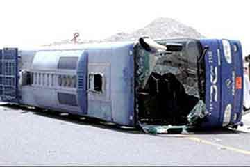 إصابة 27 راكبا في انقلاب حافلة سياحية بطريق الغردقة/رأس غارب