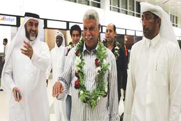 جماهيرالعربى القطرى تستقبل حسن شحاتة بالورود