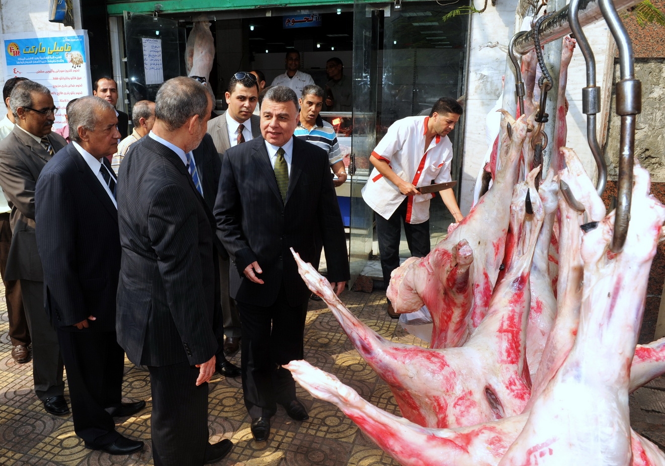 “الحكومة”تتعهد بتوفير اللحوم بالمجمعات الاستهلاكية فى العيد وفروع جديدة بالصعيد