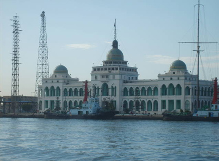 عبور 57 سفينة لقناة السويس بحمولة 3 ملايين طن