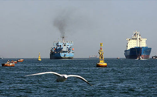 عبور 40 سفينة للمجرى الملاحى لقناة السويس