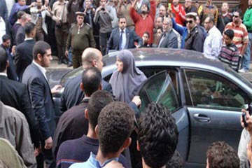 الأمن يمنع حرم الرئيس وبديع من زيارة منزل شهيد دمنهمور