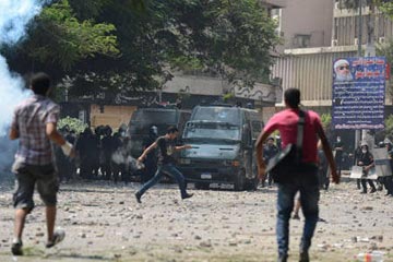 الأمن يفرق المتظاهيرن بغازات مسيلة للدموع بمحيط السفارة الامريكية