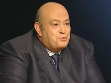 بينما نحن نتظاهر يحدث الآتى..