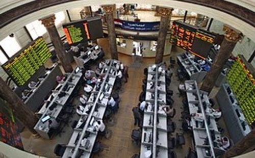 البورصه تتحرك عرضيا بين 5000 و5100 نقطة انتظارا لجديد السياسة