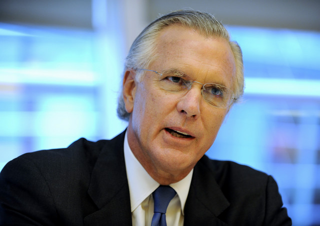 اليورو ينزل عن أعلى مستوى في شهر مقابل الدولار