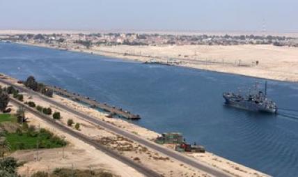 43 سفينة تعبر قناة السويس بحمولة مليون و935 ألف طن