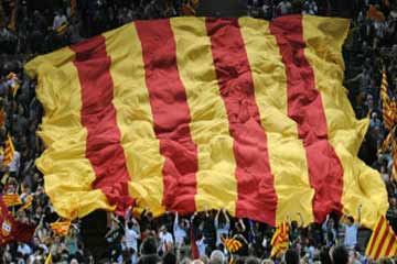 الناخبون بكتالونيا يصوتون وسط تحدي المطالبة بالانفصال عن اسبانيا