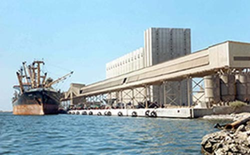 إصطدام السفينة المصرية ” وادي العريش ” برصيف 13 بميناء دمياط