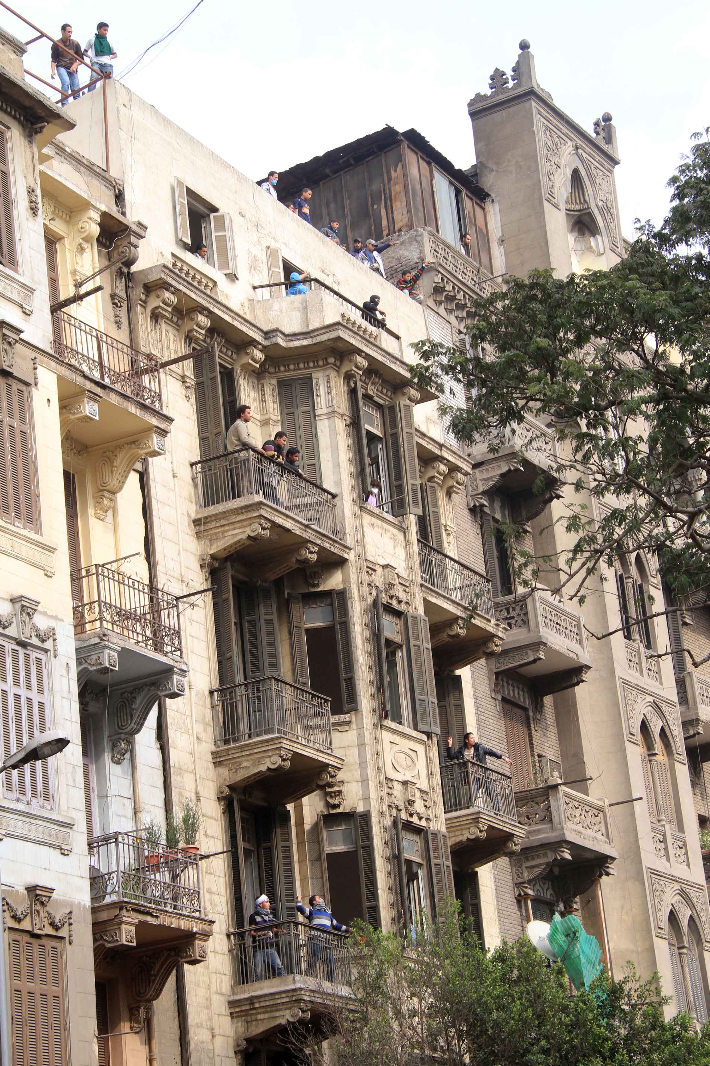 احتلال المتظاهرين عمارة امام المدرسة الفرنسية بشارع محمد محمود