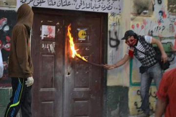المتظاهرون يطلقون “المولوتوف” على مدرسة الليسيه بباب اللوق