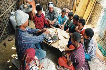 الإحصاء: أكثر من ربع أطفال مصر فقراء و8 % محرومين من الغذاء