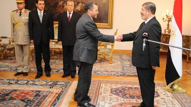 مجتمع الأعمال يطالب قنديل ببيان حاسم يبدد غموض المشهد الاقتصادي