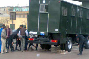 إصابة 5 من الشرطة اثر انقلاب سيارة أمن مركزي بطريق السويس