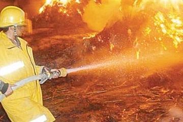 أجهزة الدفاع المدنى تسيطرعلى حريق بمجمع محاكم المنيا