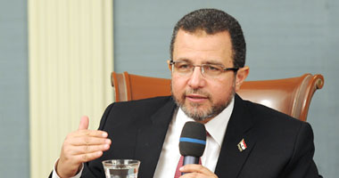 “قنديل” يكلف الوزارات المعنية بازالة العقبات التى تواجه “إكسون موبيل” فى مصر