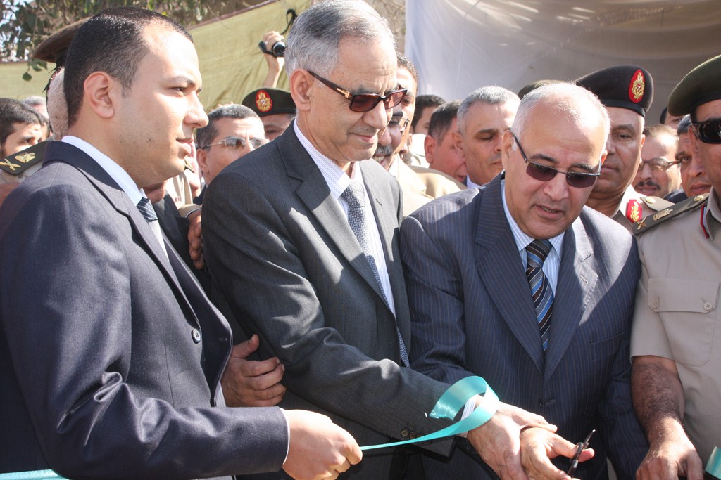 محافظا المنوفية والبحيرة يفتتحان الكوبري المعدني العائم بكفر داوود