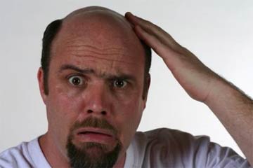 دراسة: انتفاخ العين والصلع من اسباب الذبحة الصدرية للرجال