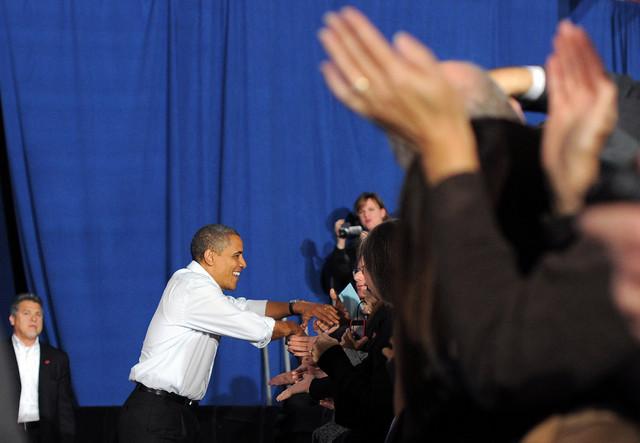 اوباما يفقد صوته قبل إنطلاق انتخابات الرئاسة الأمريكية بساعات