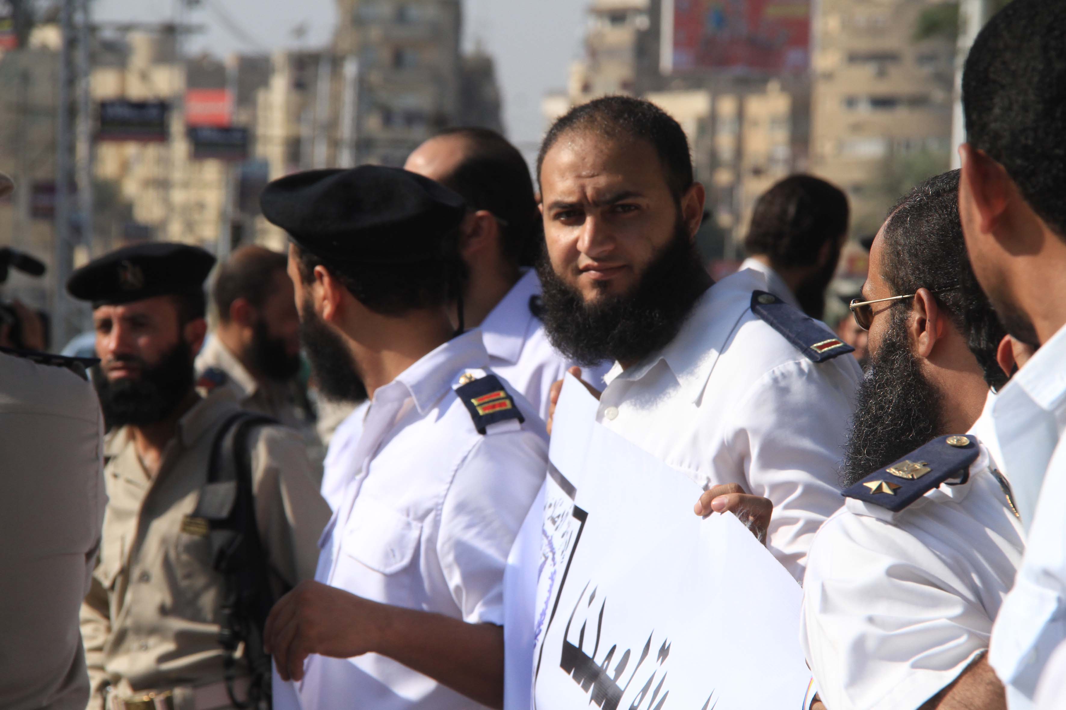 وقفة لضباط الشرطة الملتحيين امام قصر الاتحادية