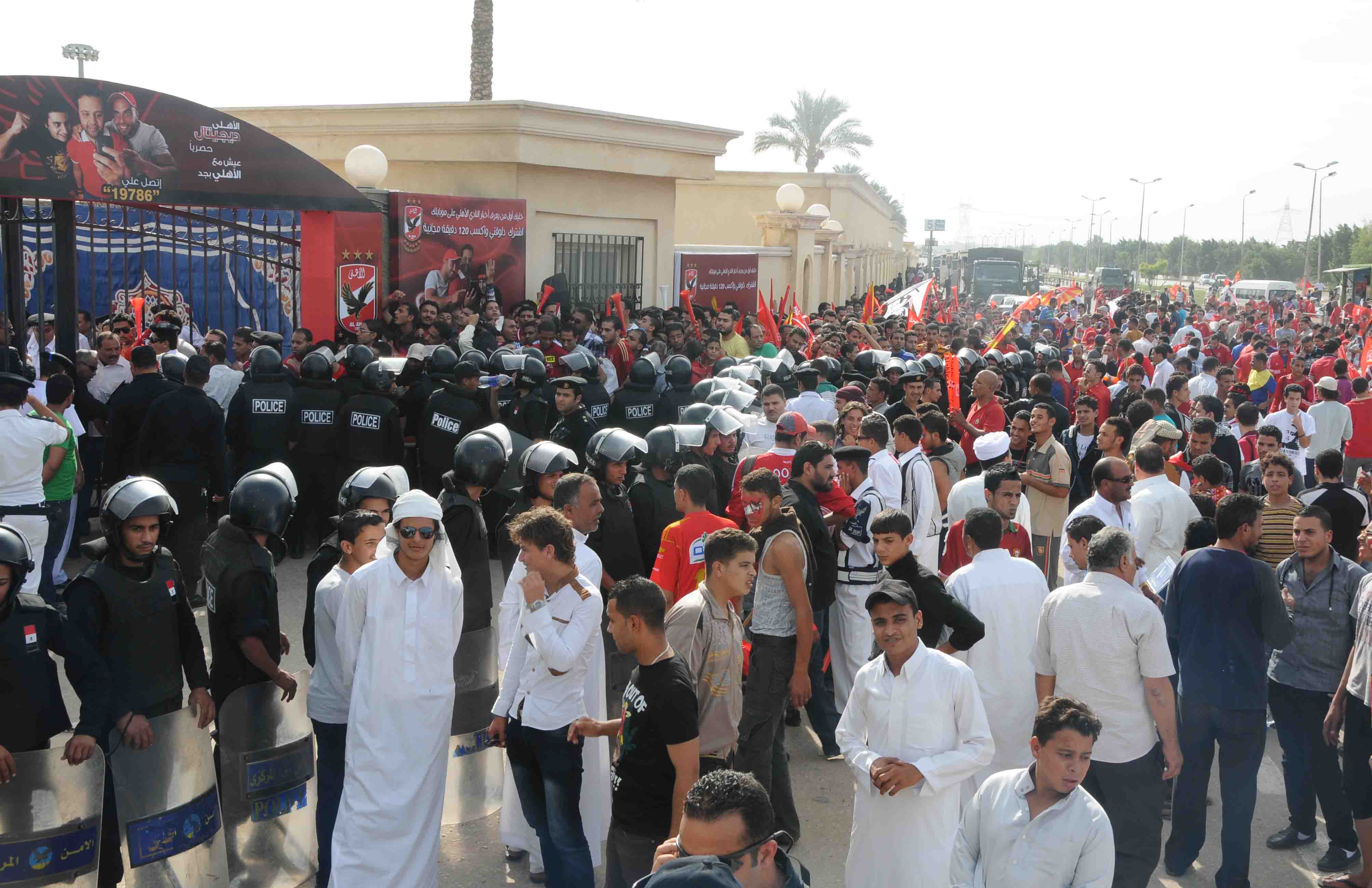 دخول جماهير الاهلى ملعب برج العرب ووجود مدير امن الاسكندريه