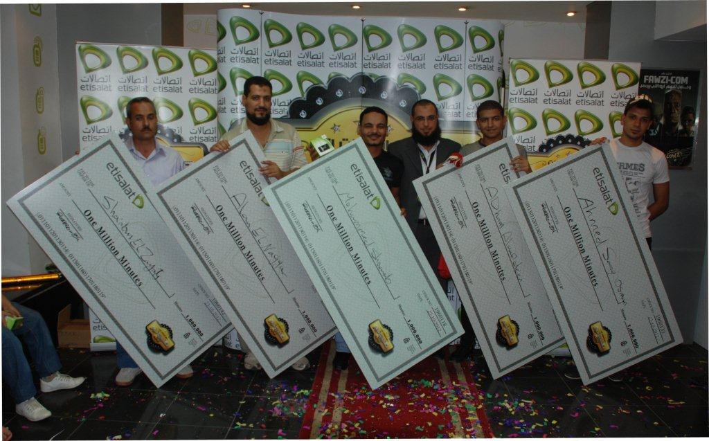 “اتصالات مصر” تمنح شيكات رمزية لمليونيرات الدقائق في طنطا