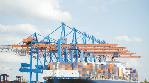 الجمارك توافق على نقل البضائع الليبية بحراً فى شاحنات عادية