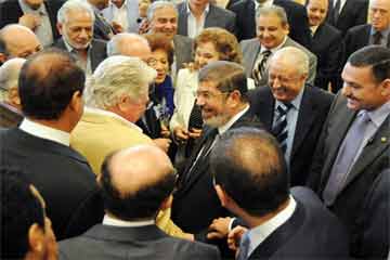 حسين فهمي لمرسي: لا نريد للتاريخ أن يضعك في خانة موسيليني وهتلر