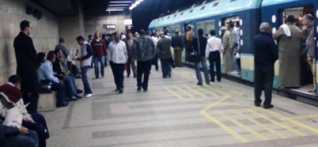 عدد من الشباب الملثمين يقتحمون محطة السادات لايقاف تشغيل المترو وبدء العصيان المدنى