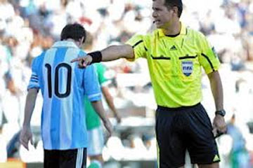 الإكوادورى كارلوس فيرا حكما لمباراة الأهلى وهيروشيما بمونديال الأندية