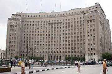 المتظاهرون يغلقون مجمع التحرير إحتجاجا على الاعتصام بالدستورية