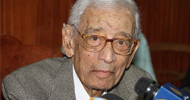 بطرس غالي يؤكد أهمية التعاون والترابط الاقليمي لدول حوض نهر النيل