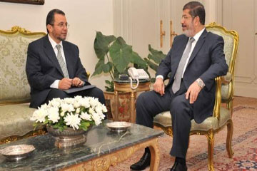 مرسي يبحث مع قنديل وعدد من الوزراء سبل التعامل مع الموقف الراهن