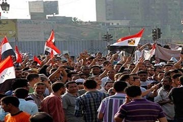 تراشق بين مؤيدين ومعارضين للاعلان الدستورى امام الاتحادية