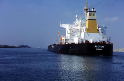 48 سفينه تعبر قناة السويس بحمولة 2.3 مليون طن