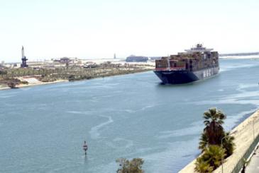 56 سفينه تعبر قناة السويس باجمالى حمولة 2.9 مليون طن