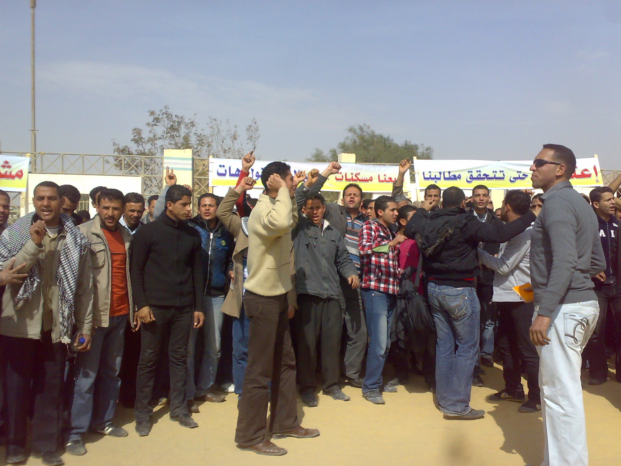 عمال “المالية والصناعية” ينظمون وقفة احتجاجية لمطالبة مجلس الادارة بزيادة الاجور