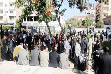 إغلاق مجلس مدينة الغردقة بالجنازير من قبل شباب المدينة