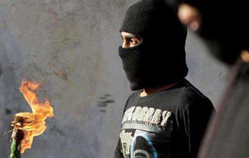 نائب بالشورى يدعو الحكومة للحوار مع مجموعة ” بلاك بلوك”