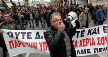 عمال النقل العام والأطباء يضربون عن العمل فى اليونان احتجاجا على إجراءات التقشف