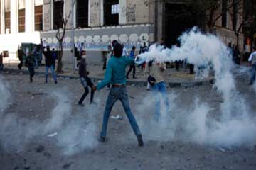 سفر مجند لأسبانيا للعلاج بعد إصابته في اشتباكات القصر العيني